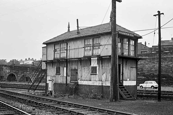 p32f25 Dentonholme N Jn SB exterior 1967